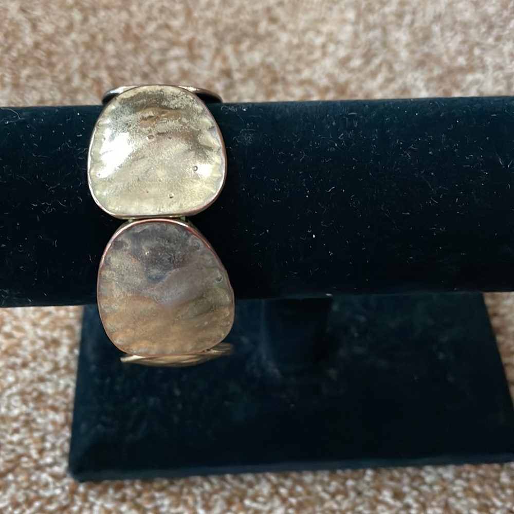 Gold tone stretch bracelet